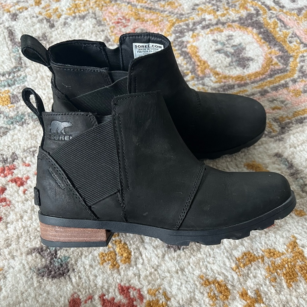 Like new barley worn Sorel Emelie Chelsea booties.